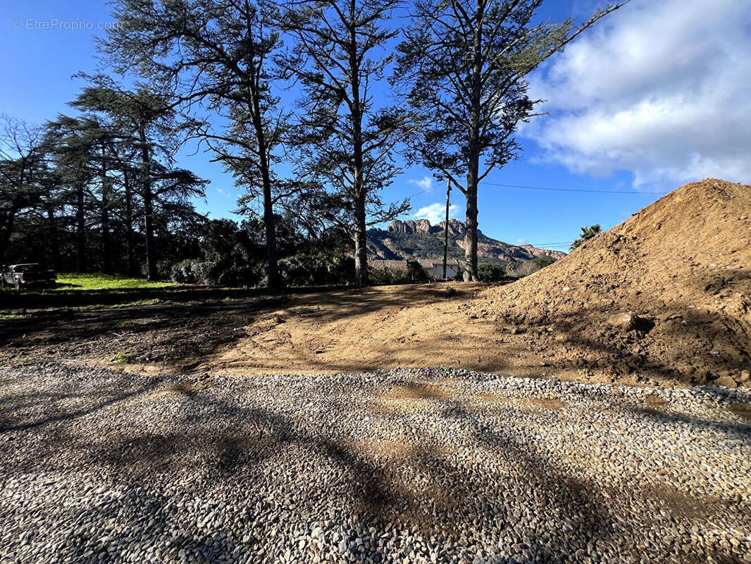 Terrain à ROQUEBRUNE-SUR-ARGENS