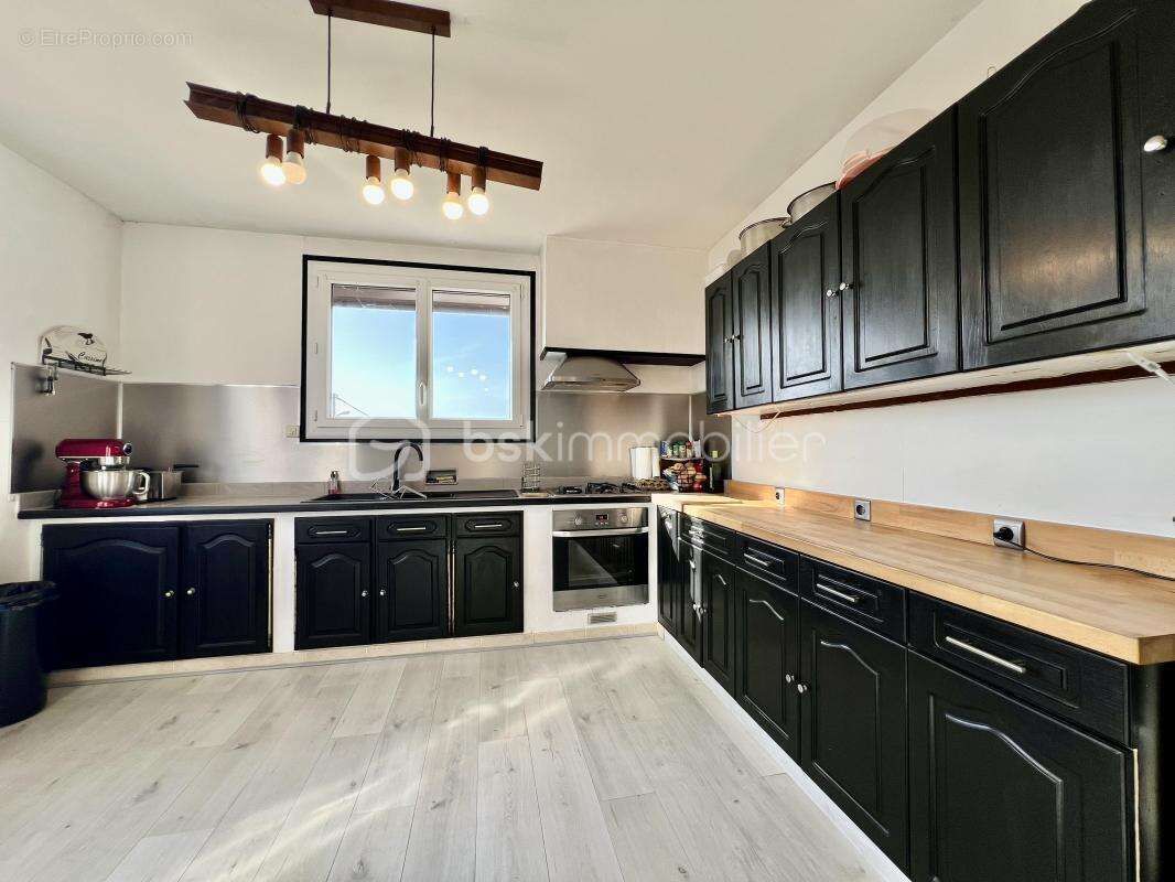 Maison à LAROCHE-SAINT-CYDROINE