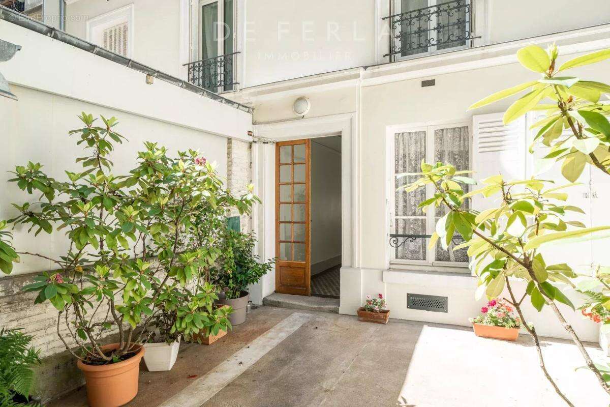 Appartement à PARIS-14E