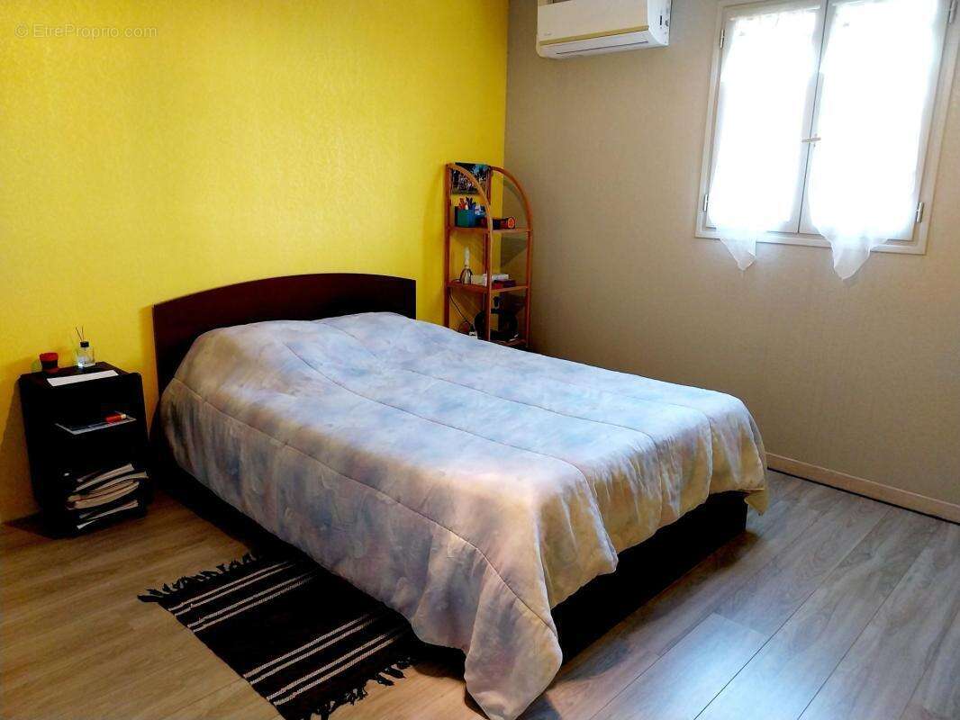 Maison à BUSSAC-FORET