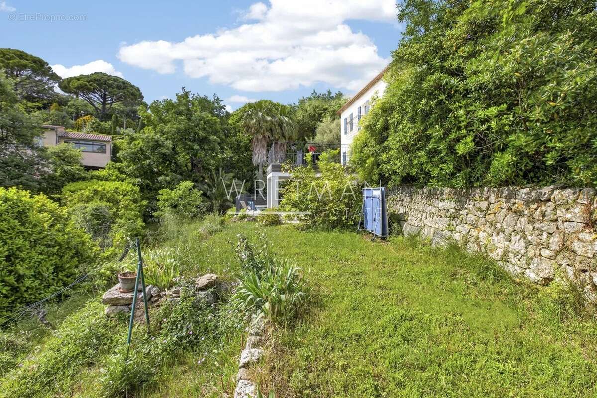 Maison à CHATEAUNEUF-GRASSE