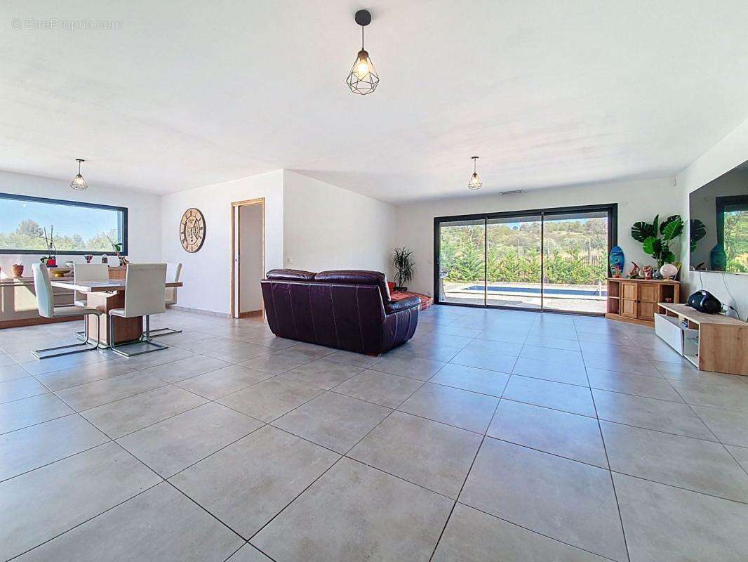 Maison à PEYRESTORTES