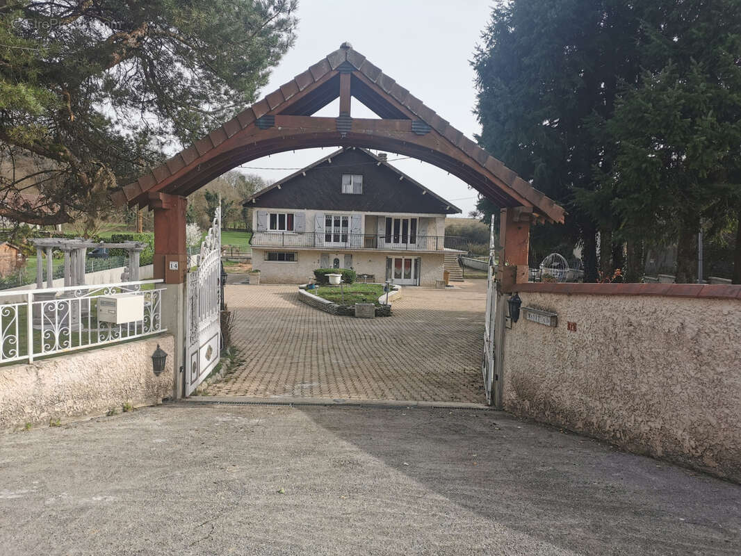 Maison à SAINT-BAUDILLE-DE-LA-TOUR