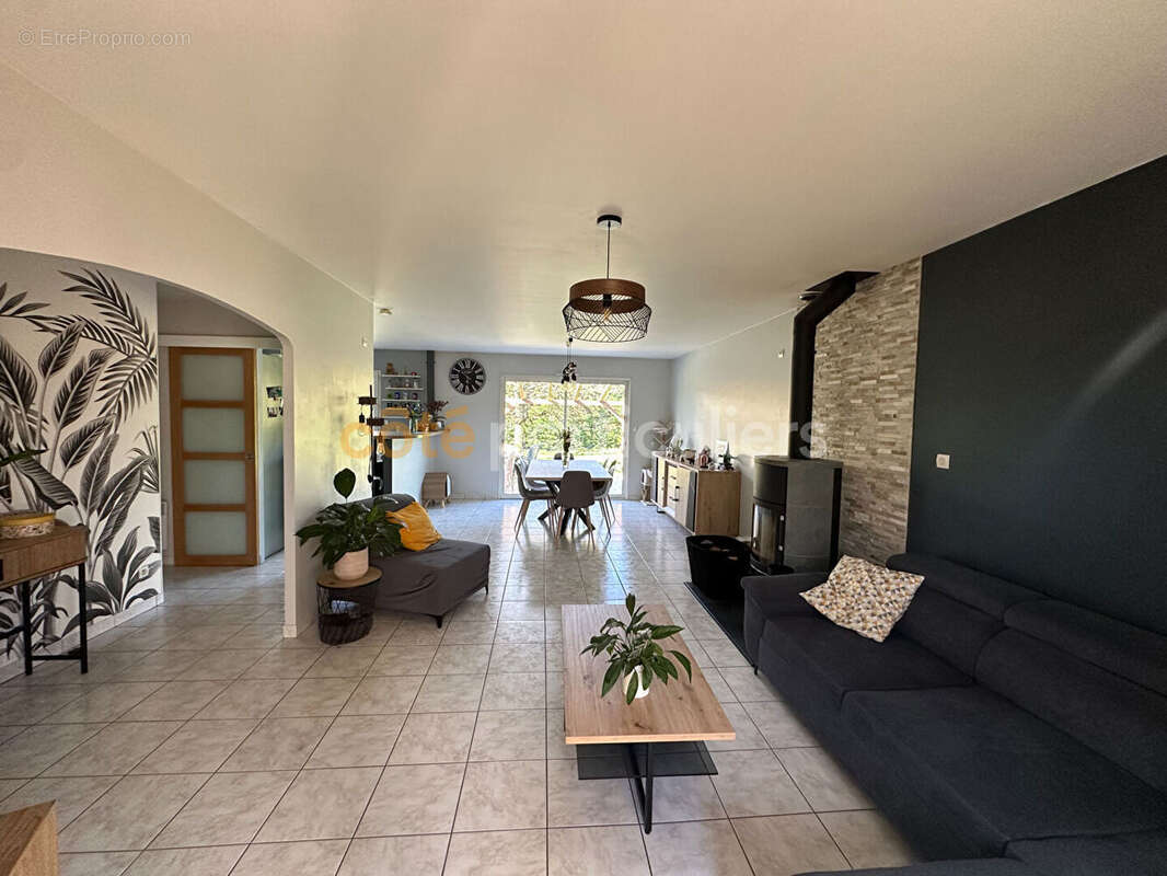 Maison familiale lumineuse avec 4 chambres, sous-sol aménagé et grand garage à Treize-Vents - photo 2