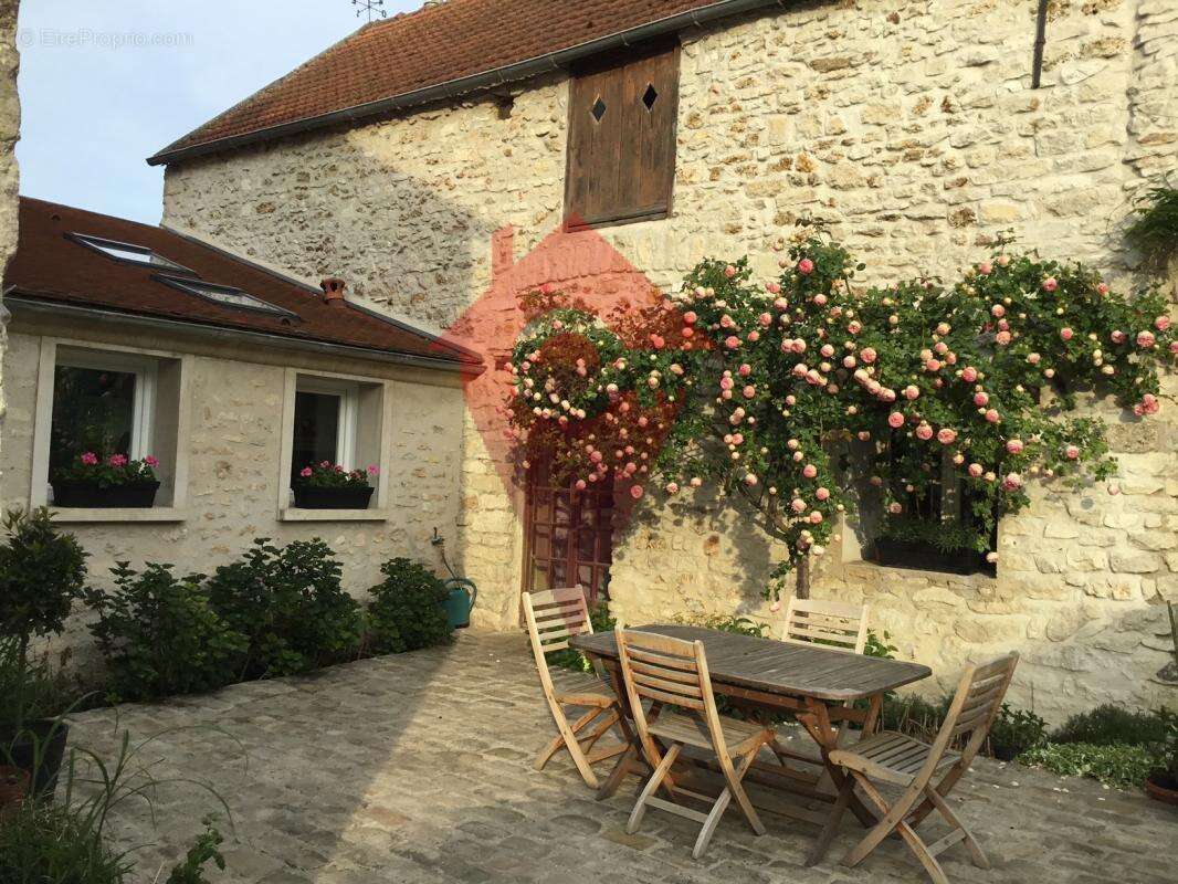 Maison de village pleine de charme à fort potentiel entièrem - photo 2