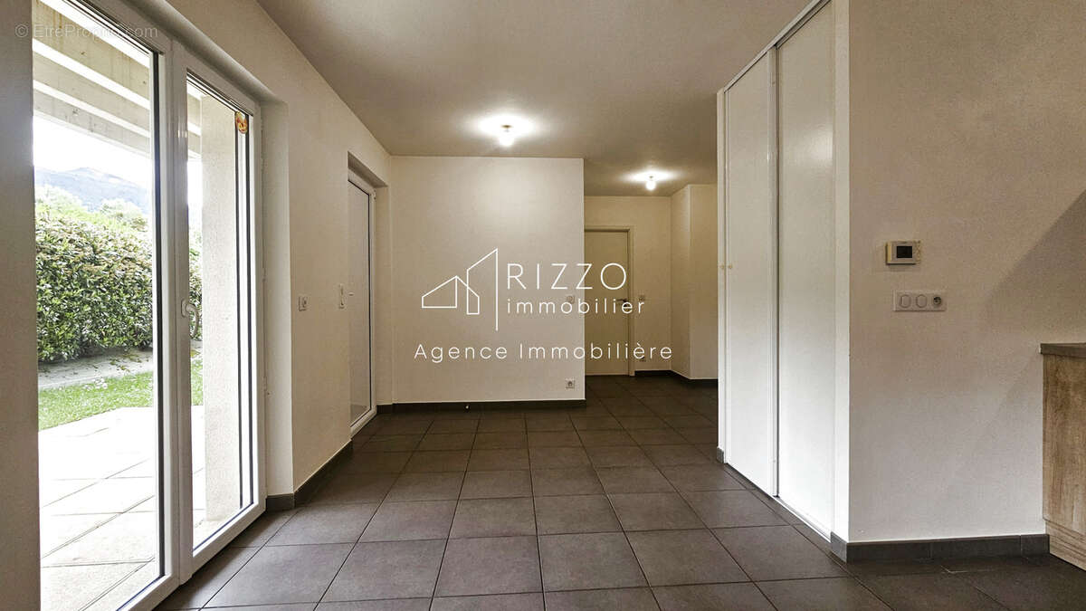 Appartement à PERON