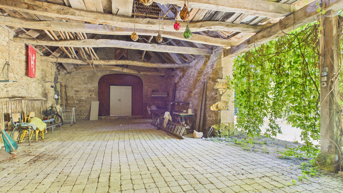 Maison de caractère de 200 m² avec dépendances et terrain de 6 800 m² - photo 10