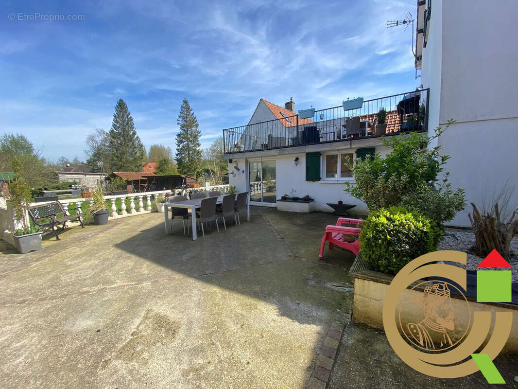 Maison à LA MADELAINE-SOUS-MONTREUIL