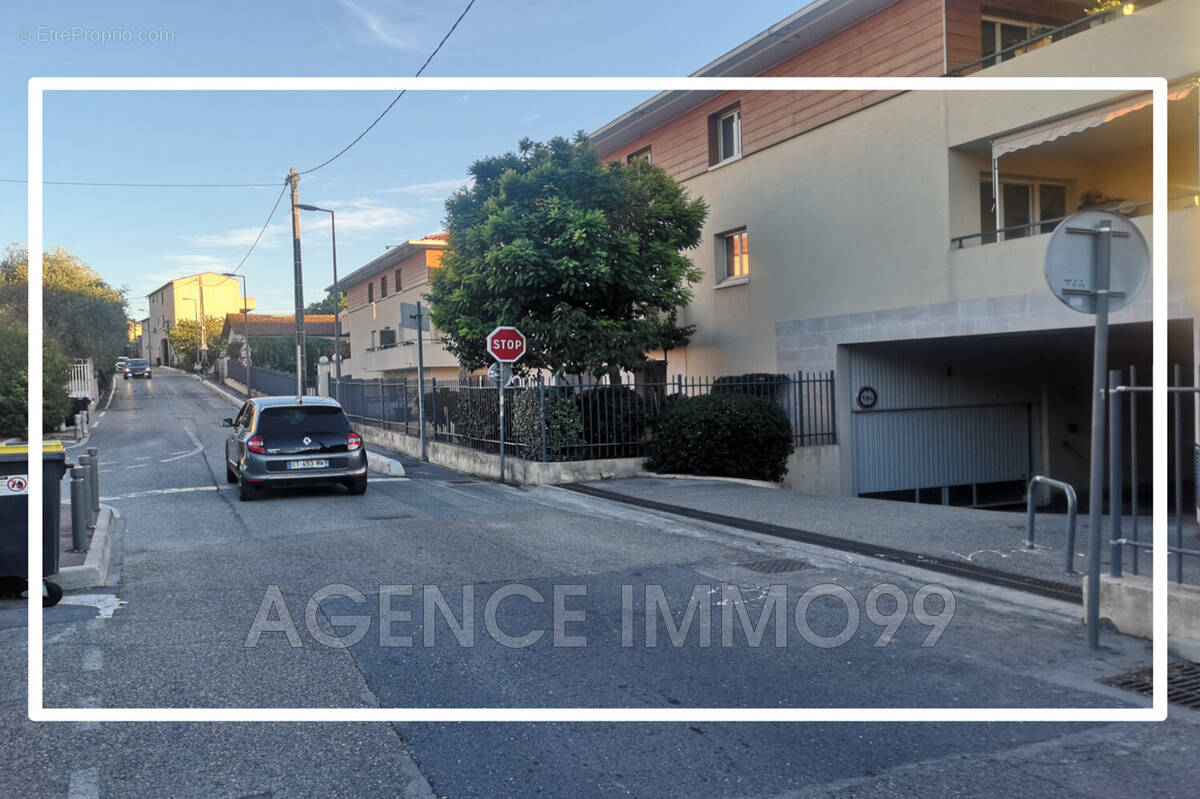 Parking à VALLAURIS