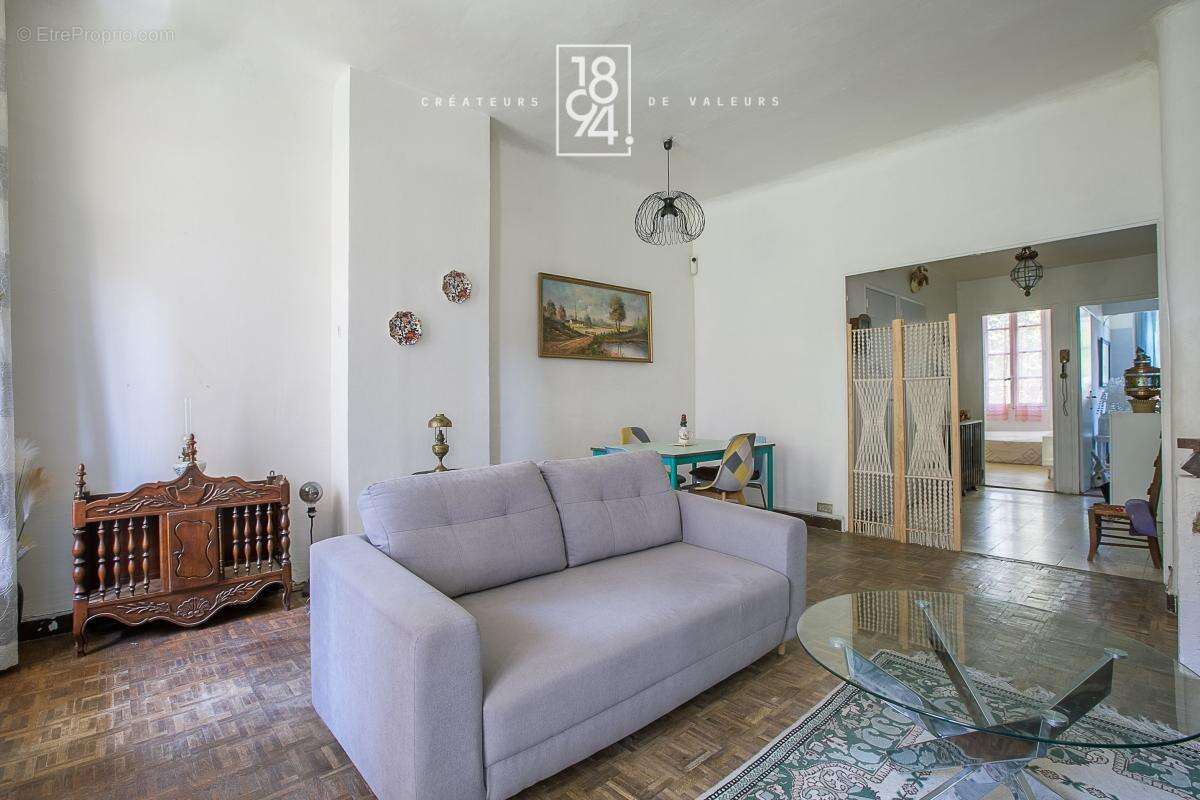 Appartement T3 à vendre Marseille Réformés(13001)  70 m²  Balcon I Calme - photo 3