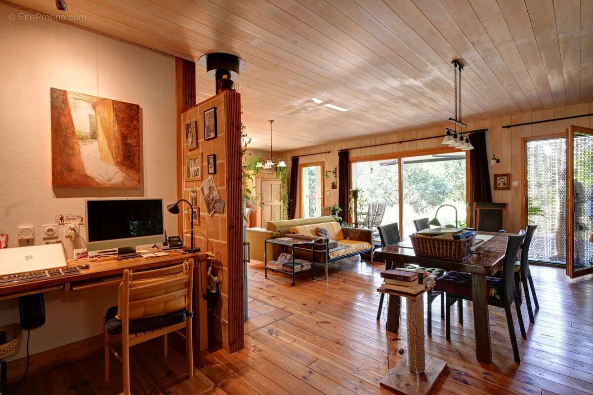 Maison bioclimatique à ossature bois avec gîte, piscine naturelle et autonomie énergétique - photo 4