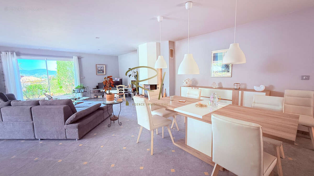 Maison à SAINT-JEAN-DE-MARUEJOLS-ET-AVEJAN