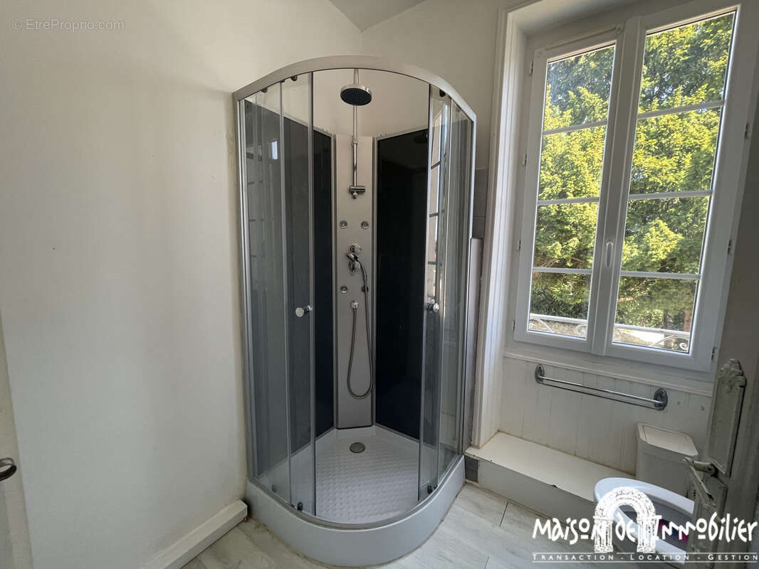 A vendre à CHATEAUBERNARD - Spacieuse Charentaise de 4 pièces - 154m2 - Jardin clos - photo 11