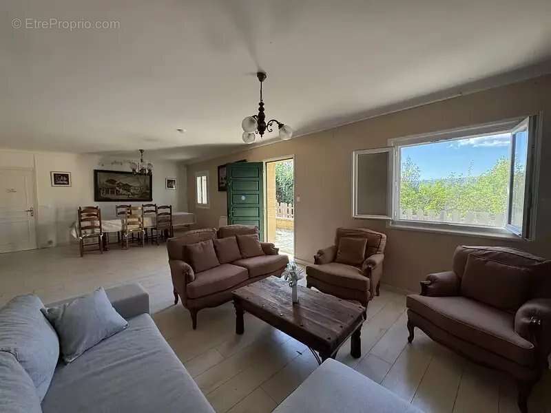 Maison à LA ROQUE-D&#039;ANTHERON