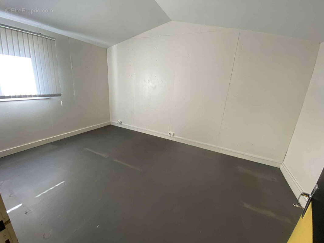 Commerce à LOUVIGNE-DU-DESERT