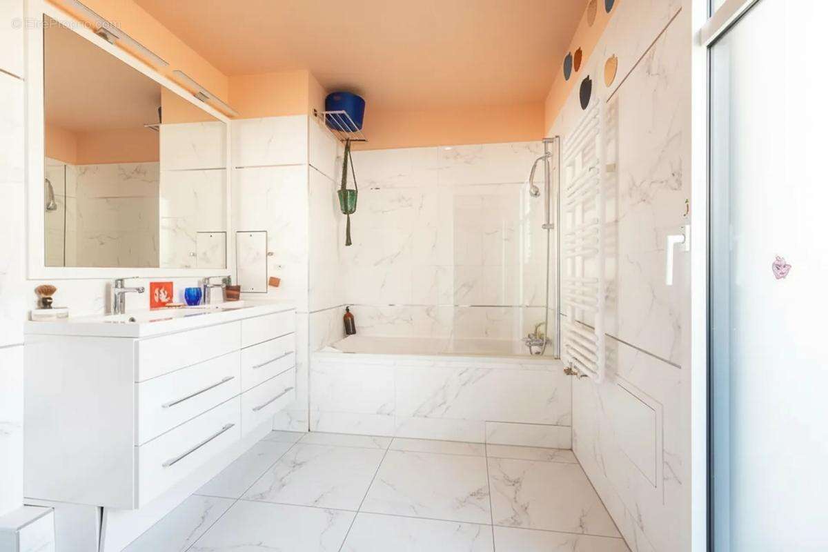 Appartement à LEVALLOIS-PERRET