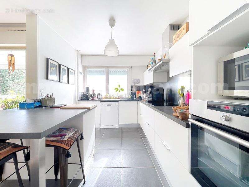 APPARTEMENT_T4_TRANSFORMEE_EN_T3_IMMO_PROLEMAN_COLLONGES_SOUS_SALEVE_BELLES_PRESTATIONS_RENOVEE_BEAUX_VOLUMES_PIED_DE_LA_DOUANE_Veyrier_geneve_TRAM_CEVA_frontiere_Suisse_rangement_pièce_de_vie_séjour_cuisine - Appartement à COLLONGES-SOUS-SALEVE