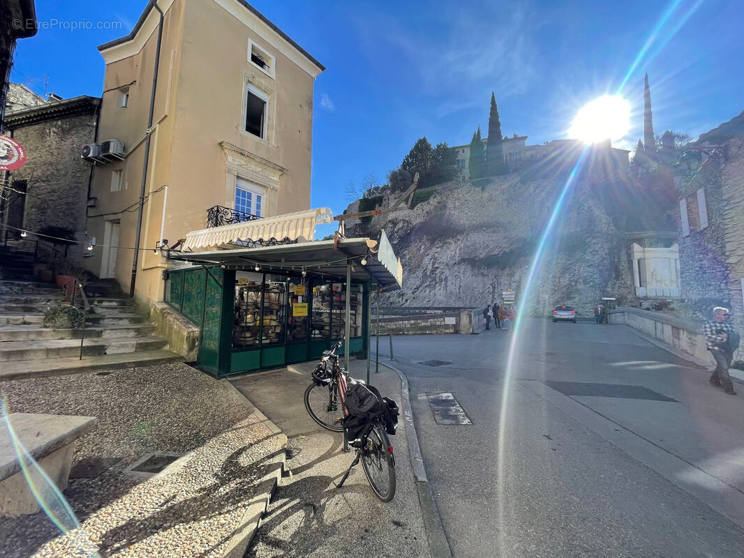 Commerce à VAISON-LA-ROMAINE