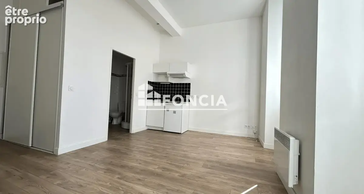 Grand studio rénové avec belle hauteur sous plafond ! - photo 4
