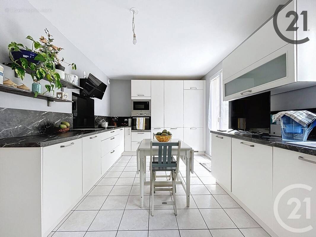 Maison à SAVIGNY-LE-TEMPLE