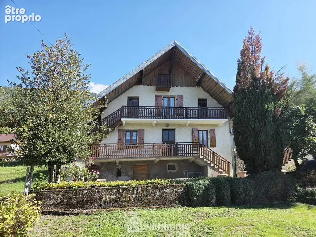 En exclusivité à Venthon, ensemble immobilier à rénover.