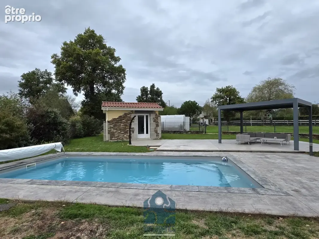 Maison T5 avec piscine, double garage, terrasse couverte, pergola et dépendances - photo 15