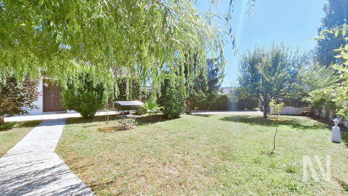 Cadre résidentiel recherché pour cette maison familiale pleine de charme - photo 2