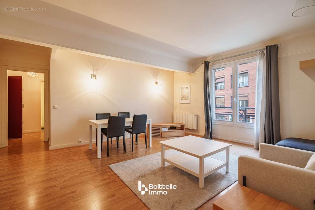 Appartement à PARIS-16E