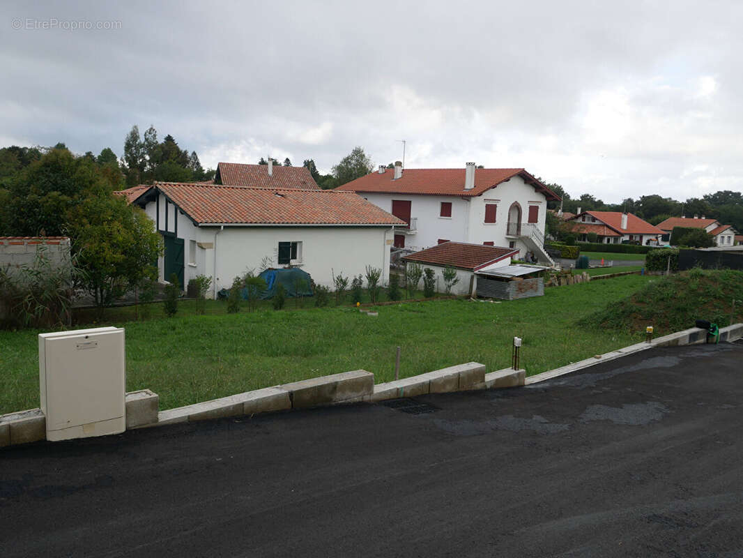 A vendre - Arcangues - Terrain constructible de 689 m2 - Viabilisé et borné . - photo 3