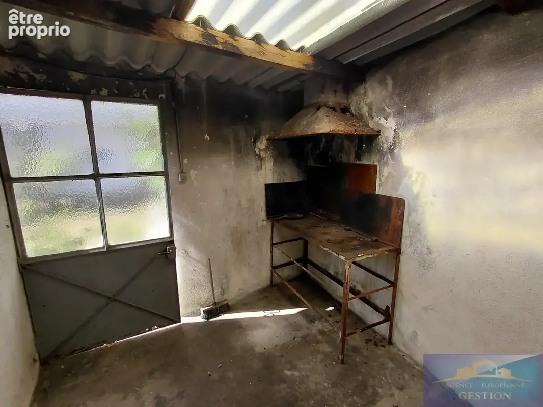 Maison mitoyenne élevée sur deux niveaux avec jardin et dépendances - photo 12