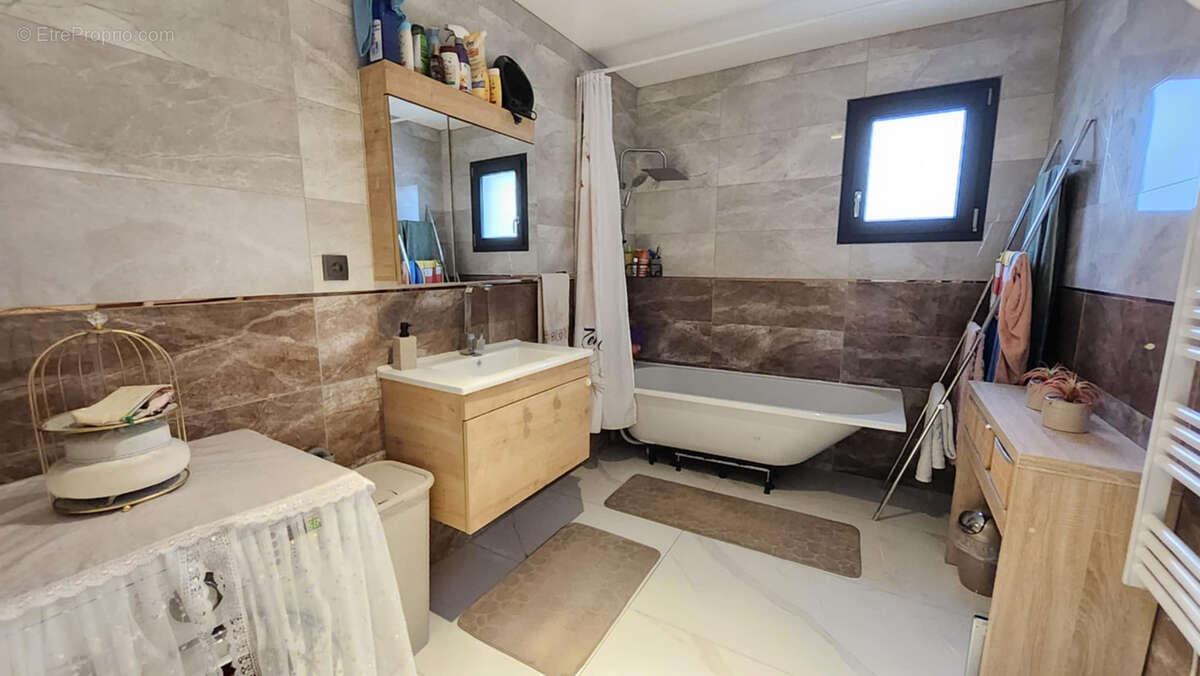 Maison à MONTREAL-LA-CLUSE