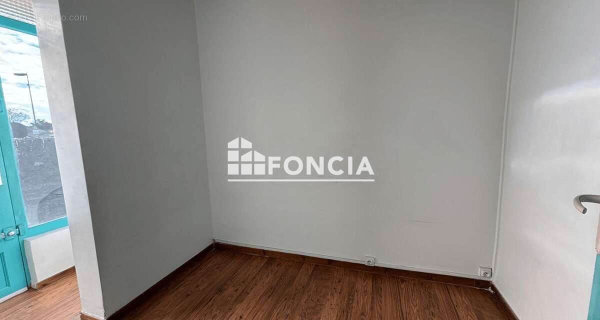 Les Angles – Local professionnel climatisé de 29 m² avec parking, proche Avignon - photo 5