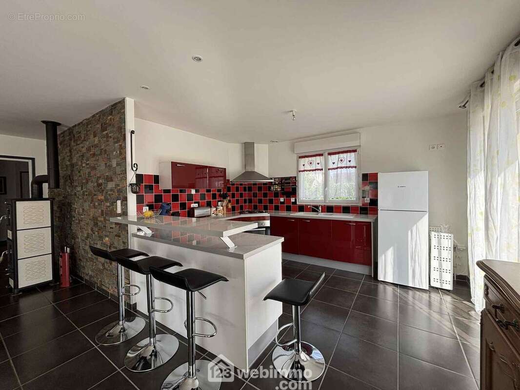 Cuisine aménagée et équipée, - Maison à DESCARTES