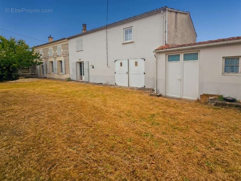 Maison à SAINT-JEAN-D'ANGELY