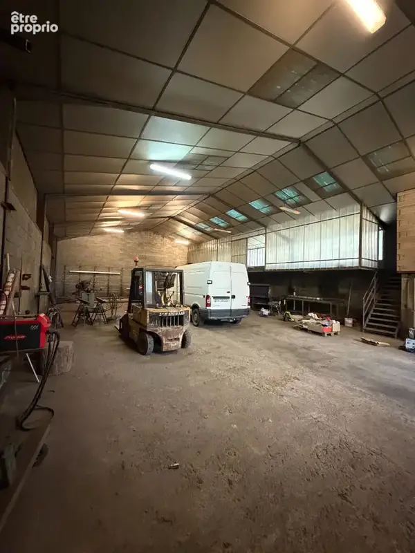 A VENDRE - Bâtiment d'activité d'environ 480 m² avec terrain poids lourds - photo 5