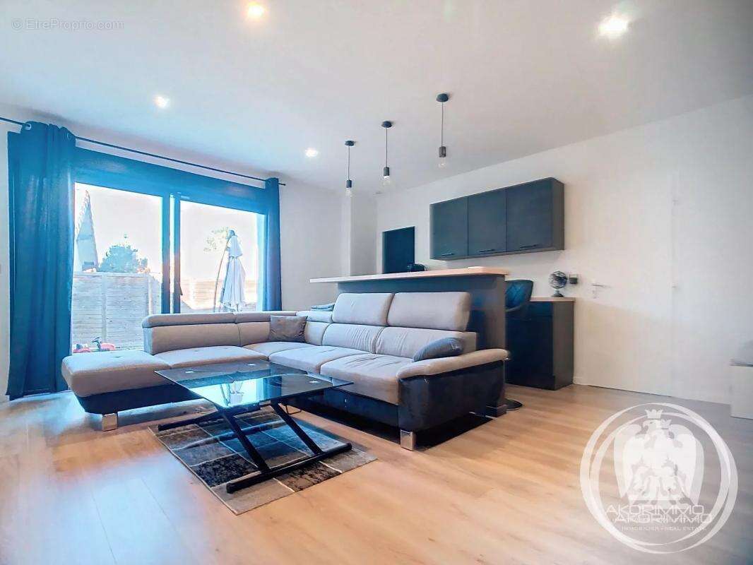 Maison à CREUZIER-LE-VIEUX