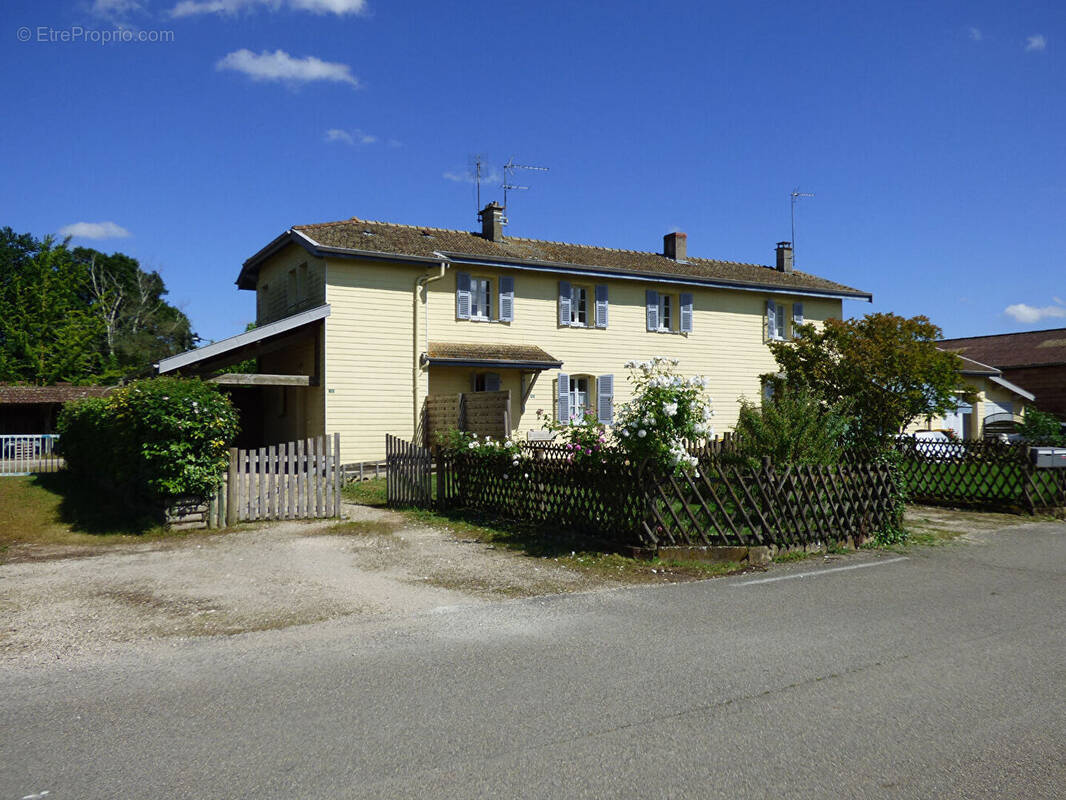 Appartement à SAINT-TRIVIER-DE-COURTES