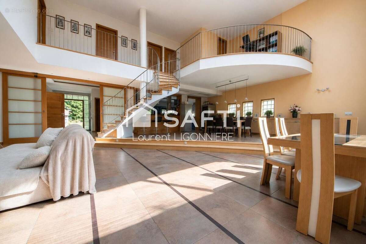 Maison 320 m² à La Queue-En-Brie  - photo 5