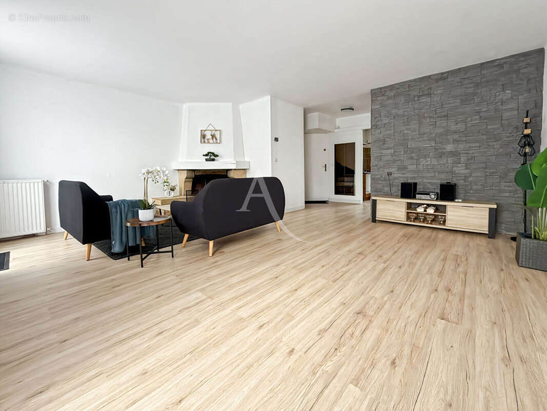 Maison à JOUY-LE-MOUTIER