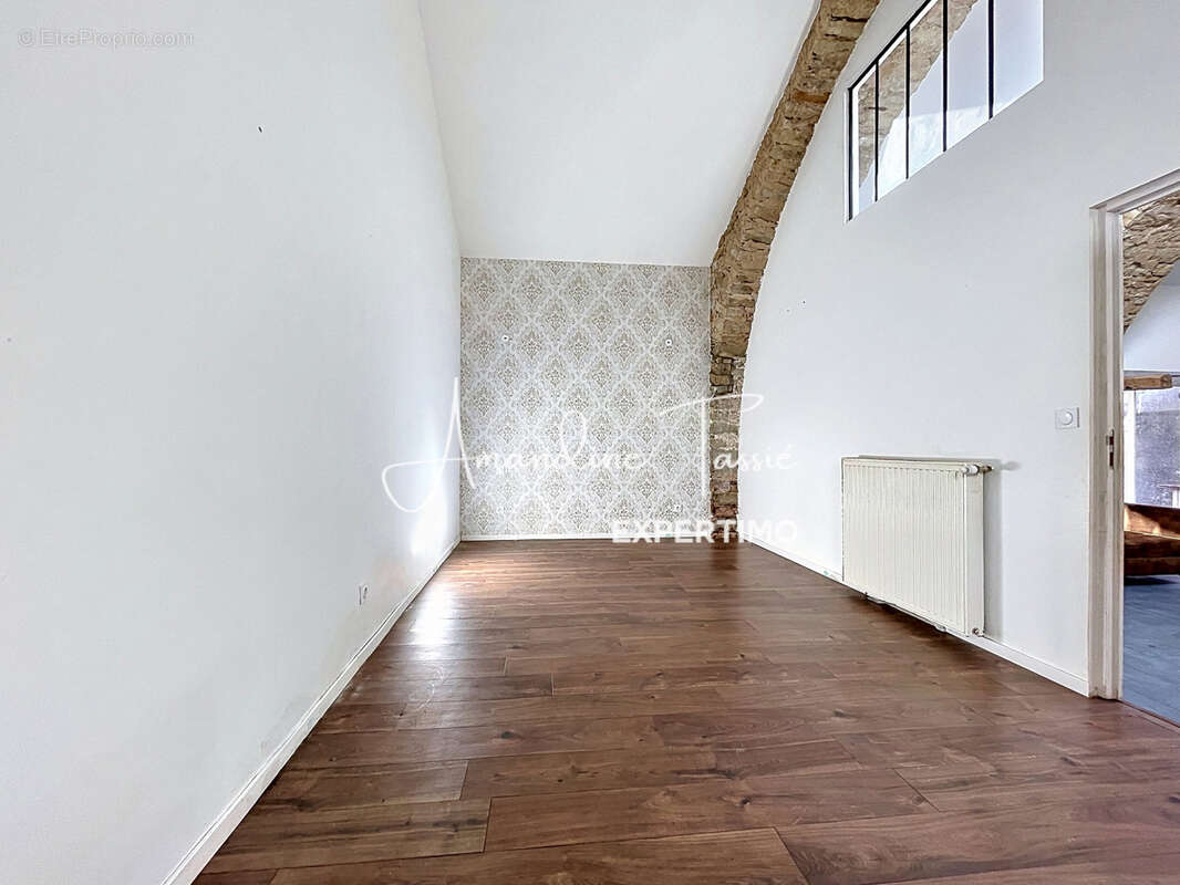 Ancien corps de ferme rénové avec 6 chambres et dépendances - photo 13