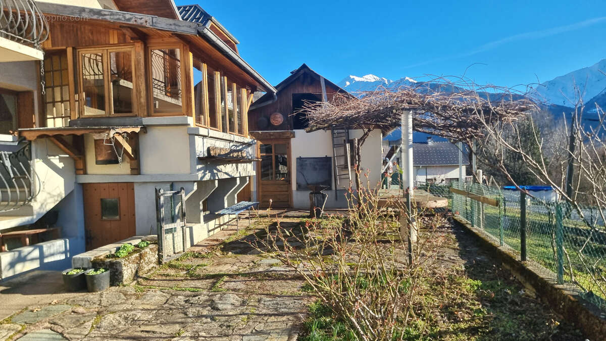 Maison à SAINT-GEORGES-DES-HURTIERES
