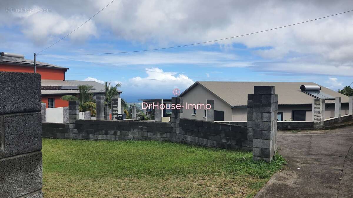 Terrain à LE TAMPON