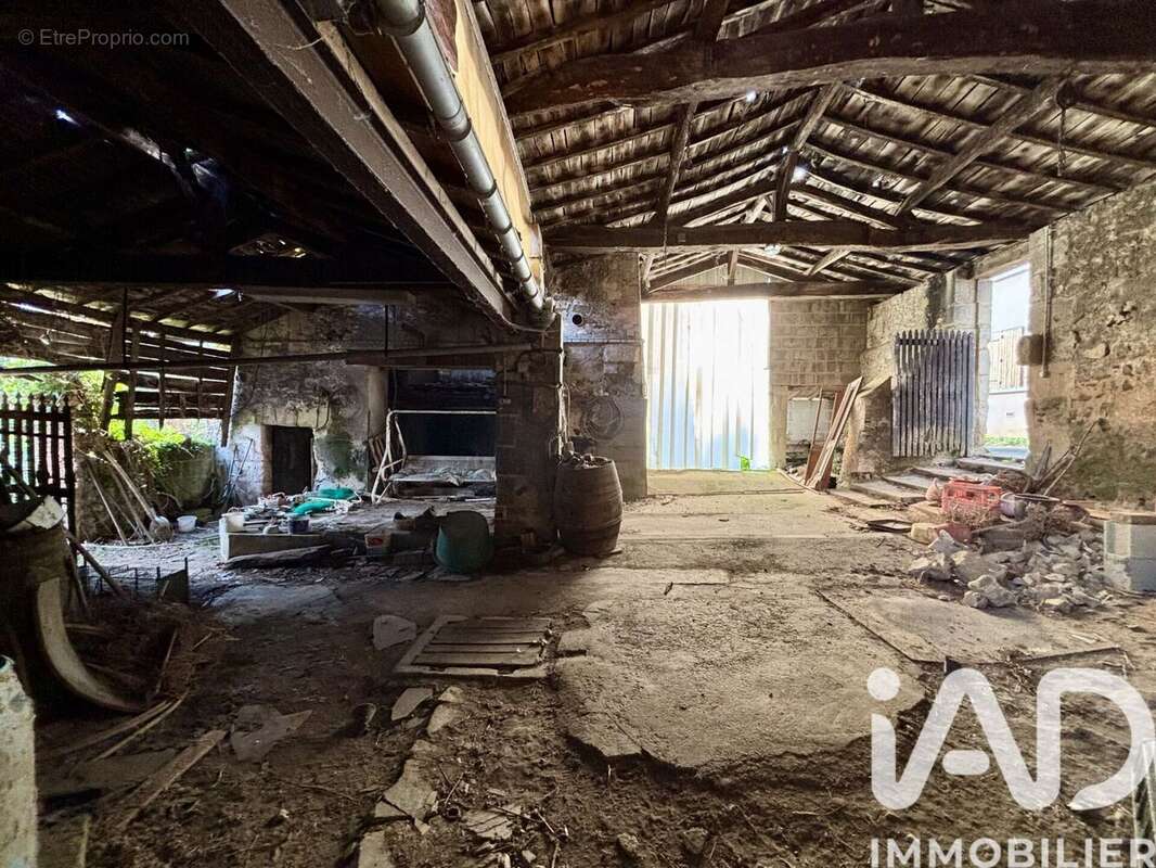 Photo 5 - Parking à CERSAY