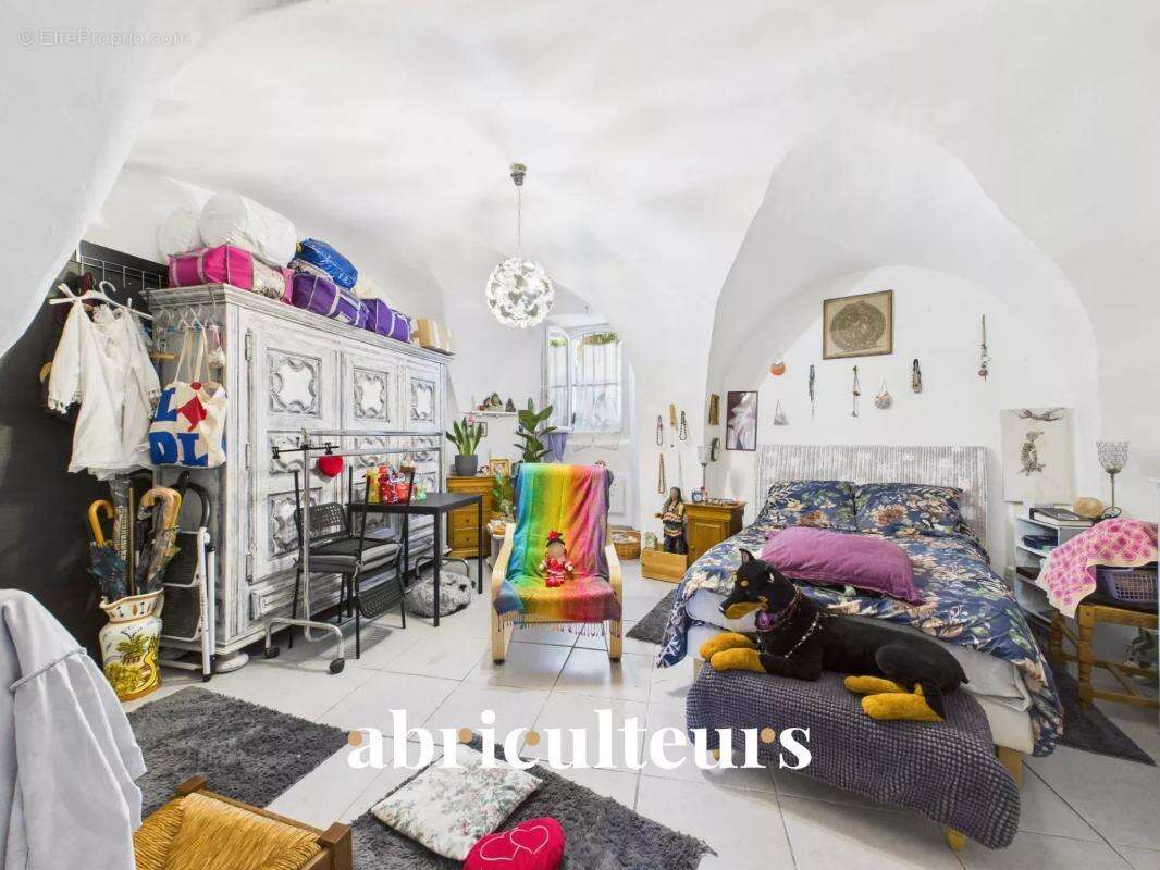 Maison à LA ROQUE-D&#039;ANTHERON