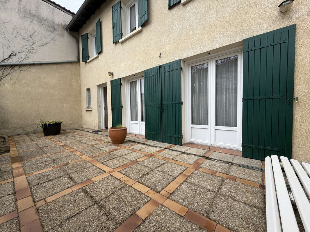 Maison à LA ROCHE-CHALAIS