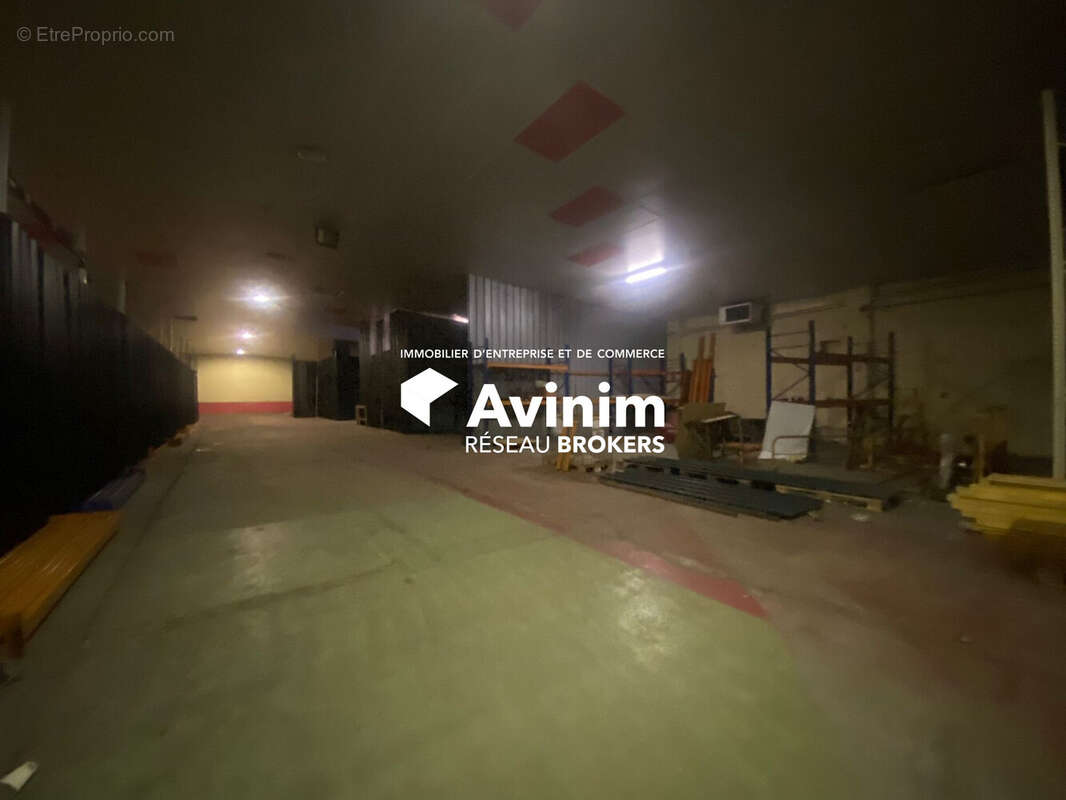 Commerce à NEAUFLES-SAINT-MARTIN