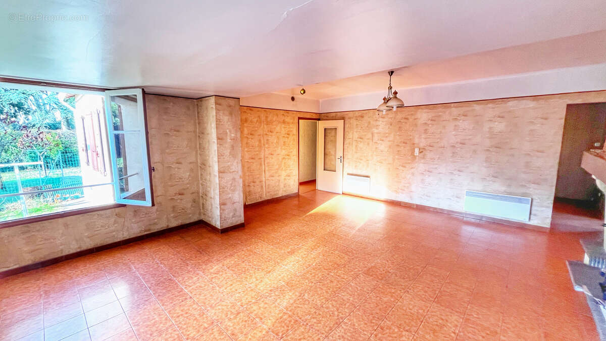 Maison à ENTRAIGUES-SUR-LA-SORGUE