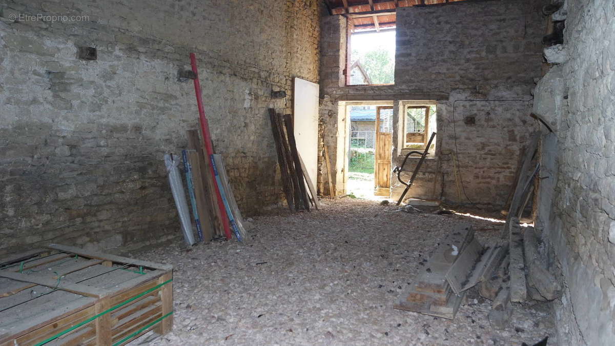 Bâtisse à rénover 200 m²  - photo 5
