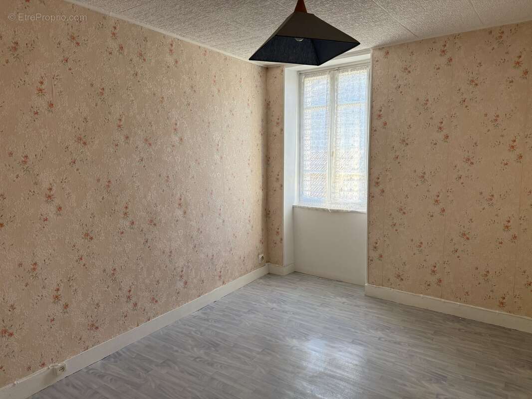 n°2 - Maison à PEYRAT-LE-CHATEAU