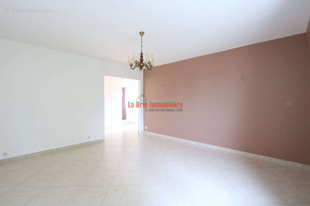 Appartement à MANDRES-LES-ROSES
